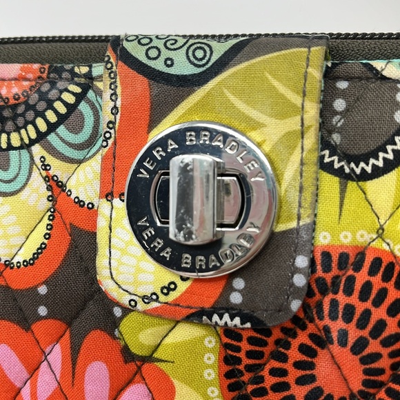 VERA BRADLEY FLOWER SHOWER LARGE QUILTED TWIST LOCK AND ZIP AROUND WALLET - Picture 2 of 16